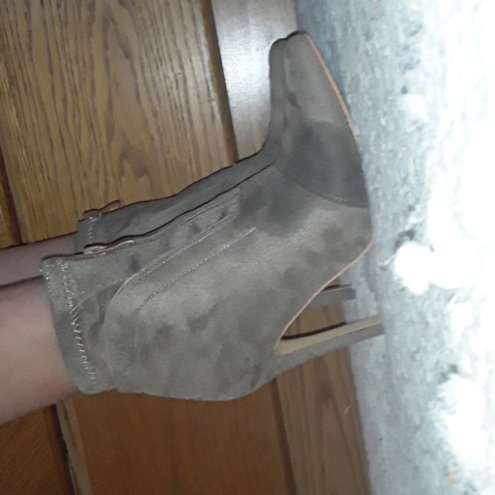 Heels - Picture 4 of 4